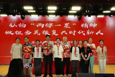 弘扬“两弹一星”精神，做担当民族复兴的时代新人——吴中区晚晴讲师团来长桥中学义务宣讲